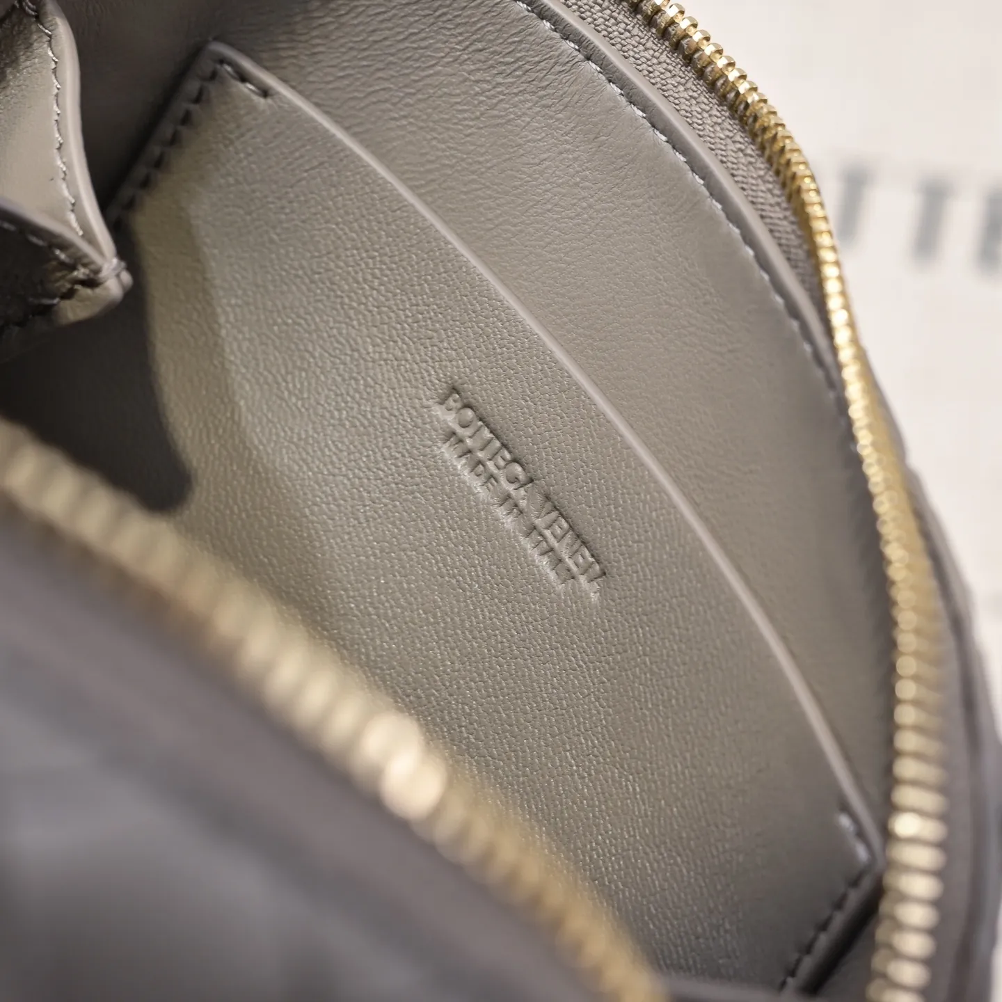 Batch 1260 #Bv The new Concert pouch is the most beautiful and practical mini bag I have ever seen 🎈 The bag body adopts the classic lntrecciato weaving process✅ It is equipped with a leather double-headed zipper, the opening is wide, easy to take and put, the shoulder strap knot can be slid to adjust the length freely, that is, 🉑️crossbody/underarm, and can be used as a clutch bag. Small body, large capacity, so practical! The key is that it is extremely versatile! Come and buy this small, exquisite, beautiful and versatile bag 👍 Model: 4258 Size: 18.5*11.5*8.5